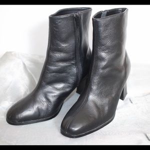NWOT Bijou boots size 7